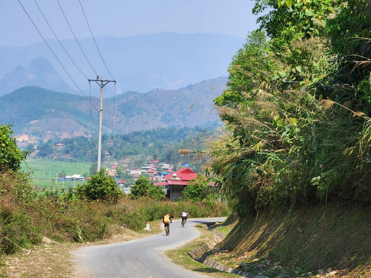 7-Day Northwest Vietnam Cycling Tour: Lai Chau to Moc Chau Adventure